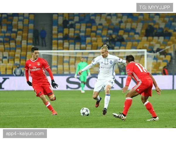 皇家社会主场雨战，工作人员紧急处理场地积水